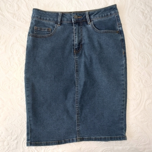 🔹️Dark blue denim skirt🔹️ - Picture 1 of 6
